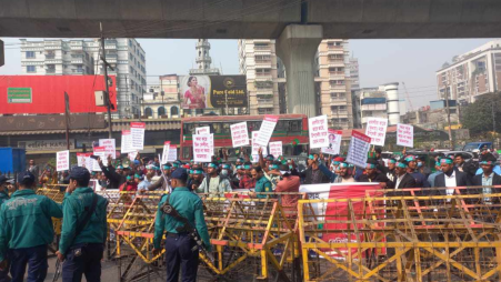 The demonstrators, mostly returnees from the UAE and other countries, occupied the road in front of the InterContinental Hotel around 10:30am on 10 February. Photo: Courtesy