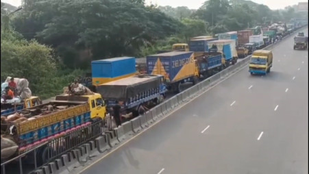 Vehicles remain stuck in a long tailback on the Dhaka-Chattogram highway in Gazaria, on Sunday. Photo: TBS