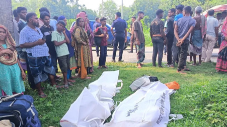 Wife dies in a road crash while taking her husband's body home. Photo: UNB