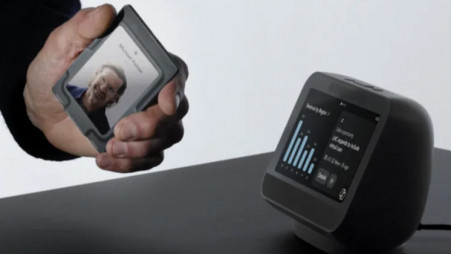 AI-powered wearable device. Photo: UNB