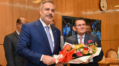 Bangladesh Foreign Minister Khalilur Rahman welcomes Turkish Foreign Minister Hakan Fidan after he arrives in Dhaka on Thursday night (4 June). Photo: Courtesy