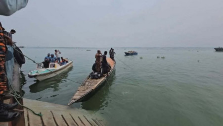Bus plunges into Padma at Daulatdia on 5 June 2026. Photo: Collected 