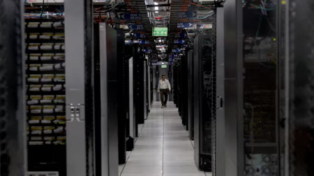 An employee walks through a data centre of Hewlett Packard Enterprise (HPE) inside its office building in Bengaluru, India, 29 May 2026. REUTERS/Priyanshu Singh/File Photo