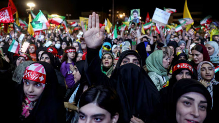 People chant during an anti-US and Israeli rally after Iran's missile attack on Israel, in Tehran, Iran, June 7, 2026. Photo: Majid Asgaripour/WANA (West Asia News Agency) via Reuters