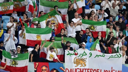 Pre-revolutionary Iranian flag with the lion and sun emblem, at the centre of a legal dispute over its display at World Cup venue. Photo: X