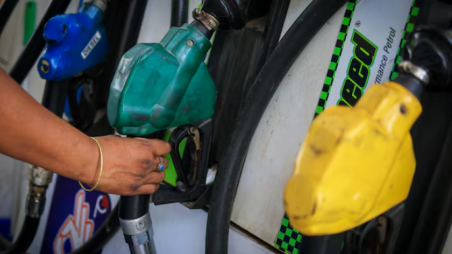 A worker holds a nozzle to pump fuel in a vehicle at a petrol pump in New Delhi, India, May 19, 2026. REUTERS/Adnan Abidi 