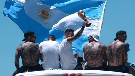 Argentina’s World Cup-winning squad travels through Buenos Aires during a victory bus parade attended by millions of fans on 20 December 2022. Photo: Collected
