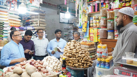 State Minister for Textiles and Jute Md. Shariful Alam visited Mohakhali and Mohammadpur Town Hall kitchen markets in Dhaka on 16 June 2026. Photo : PID