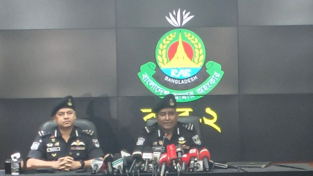 Additional Deputy Inspector General Noymul Hasan, commanding officer of RAB-2, speaks at a briefing at the RAB Media Centre in Dhaka's Karwan Bazar today (17 June). Photo: TBS