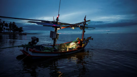 Banjop Kraithong, 54, a local fisherman, removes crabs from a fishing net in Lang Suan district, Chumphon province, Thailand, 19 May 2026. Photo: REUTERS/Chalinee Thirasupa 