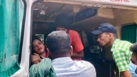 Medical personnel transport victims to an ambulance after an ammonia gas leak at a private seafood processing unit in Manjangaranai village of Tiruvallur district in Tamil Nadu. Photo: PTI
