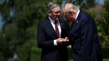 US President Donald Trump and British Prime Minister Keir Starmer speak as they wait for a family photo during the G7 summit, in Evian-les-Bains, France, 16 June 2026. REUTERS/Isabel Infantes/Pool