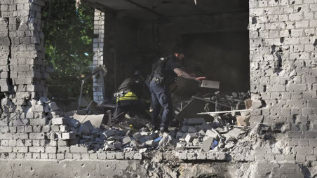A police officer and a rescuer remove debris at the site of an administrative building that was hit by a Russian airstrike, amid Russia's attack on Ukraine, in Zaporizhzhia, Ukraine, June 20, 2026. Photo: REUTERS/Stringer