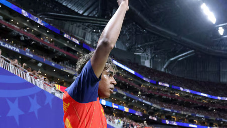 Spain's Lamine Yamal gestures to teammates before taking a corner during the FIFA World Cup Group H match against Cape Verde at Atlanta Stadium in Atlanta, Georgia, on 15 June 2026. Photo: Reuters