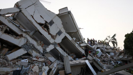People search for survivors in the rubble of a collapsed building following an earthquake, in La Guaira, Venezuela, June 26, 2026. Photo: Reuters