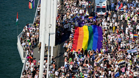 People cross Elizabeth Bridge with a rainbow flag as they attend the Budapest Pride March in Budapest, Hungary, June 27, 2026. Photo: REUTERS/Marton Monus