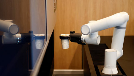 A robot arm prepares coffee at an unmanned cafe in Seoul, South Korea, June 19, 2026. Photo: REUTERS/Kim Soo-hyeon