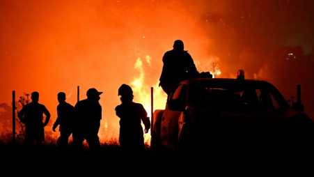 Firefighters and emergency responders work to contain a wildfire on the outskirts of the northern Greek city of Thessaloniki, 4 July 2026. Photo: AP/Giannis Papanikos via UNB