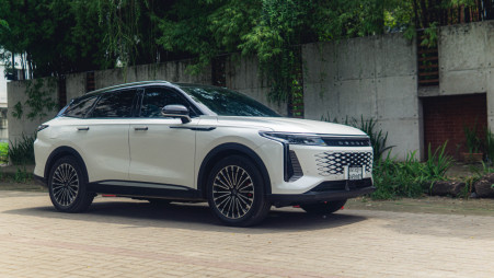 The Omoda C9's Cadillac-esque front fascia doesn't roar, neither does it shout, yet it manages to represent this new era perfectly. PHOTO: Ahbaar Mohammad