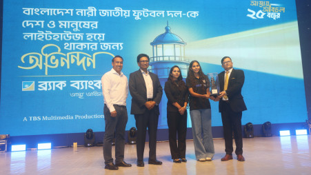 BRAC Bank provides an award to the Bangladesh Women’s National Football Team for being a lighthouse of the country and the people, marking the lender’s 25th anniversary celebration on Sunday. Photo: TBS