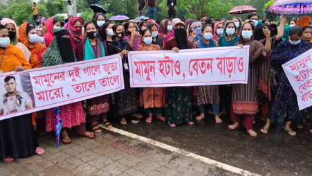 Workers block the Dhaka–Aricha Highway in Manikganj, demanding government-declared wages and allowances today. Photo: UNB
