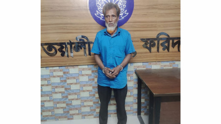 The accused, Md Wahid Sheikh, is seen in handcuffs at Faridpur Kotwali Police Station after his arrest. Photo: TBS