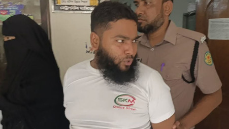Police take Saiful Islam to a Dhaka court today in connection with the case filed over the attack, vandalism and arson at The Daily Star office. Photo:TBS