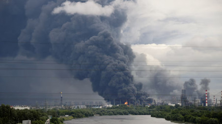 Thick plumes of smoke with flames rise from an oil refinery following a Ukrainian drone attack in the course of Russia-Ukraine conflict, in Moscow, Russia, June 18, 2026, Photo: Reuters