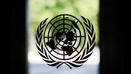 The United Nations logo adorns a window at U.N. headquarters in New York City, U.S., September 18, 2025. Photo: Reuters
