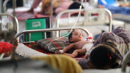 Medical monitoring of a young patient in Bangladesh as the Directorate General of Health Services (DGHS) reports suspect 684 measles deaths. 
Photo: Mehedi Hasan.