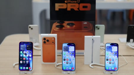 Apple's iPhone 17 smartphones are demonstrated in a store during preparations for the series' launch of sales in Moscow, Russia, September 20, 2025. Photo: Reuters 
