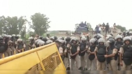 Police block farmers marching towards Delhi at Shambhu border. Photo: Collected
