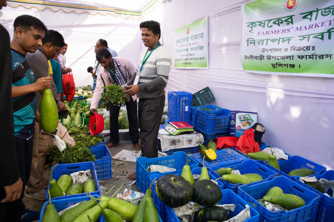 Venta de verduras frescas en el mercado local en Dhaka. 10277579