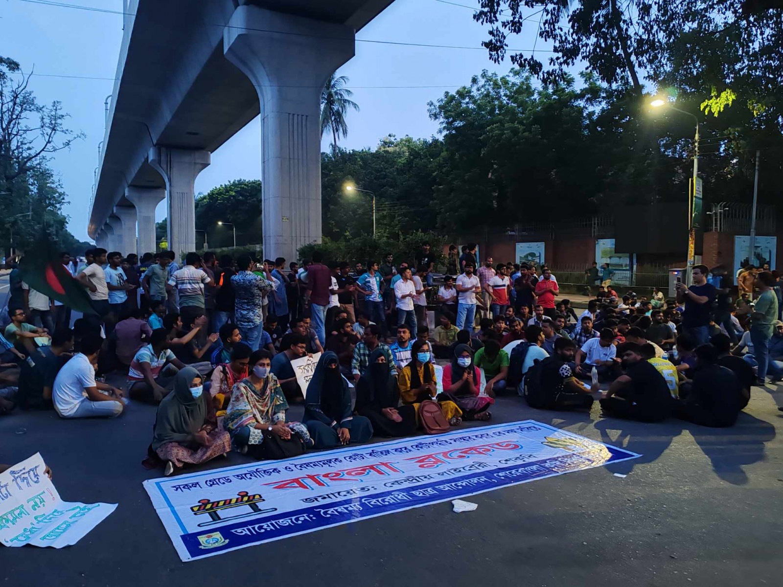 Students of Sher-e-Bangla Agricultural University withdrew blockade at 7:00pm. Photo: Shahadat Biplob