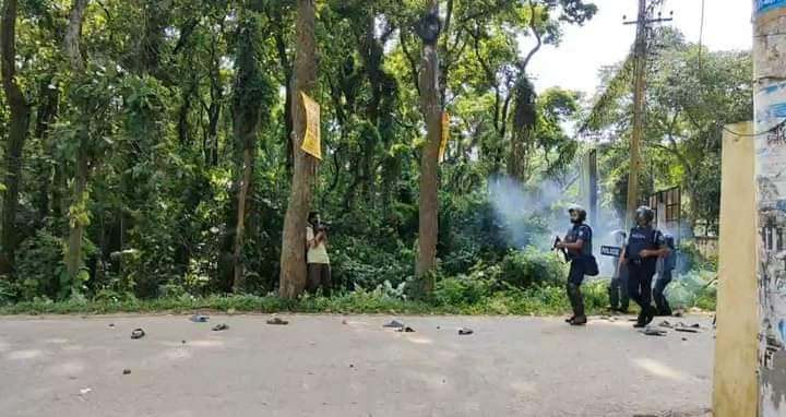 Police fire tear shells on protesting students near Comilla University. Photo: Collected