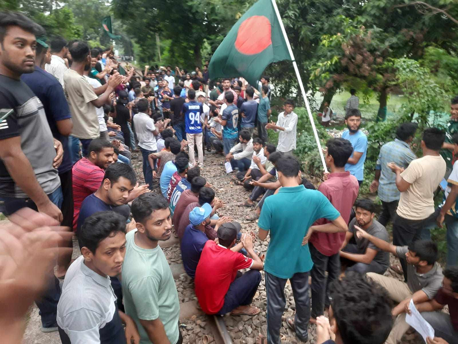  Rajshahi University (RU) students blocked the rail tracks. Photo: TBS