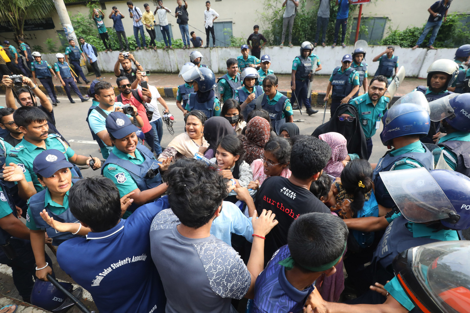 Police obstructed anti-quota protesters in Chattogram's Tigerpass intersection on Thursday (11 July). Photo: Mohammad Minhaj Uddin