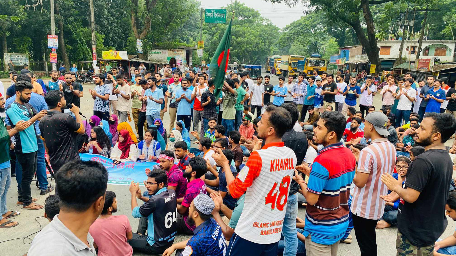 Anti-quota protesters of Islamic University blocked Kushtia-Khulna highway this afternoon. Photo: TBS