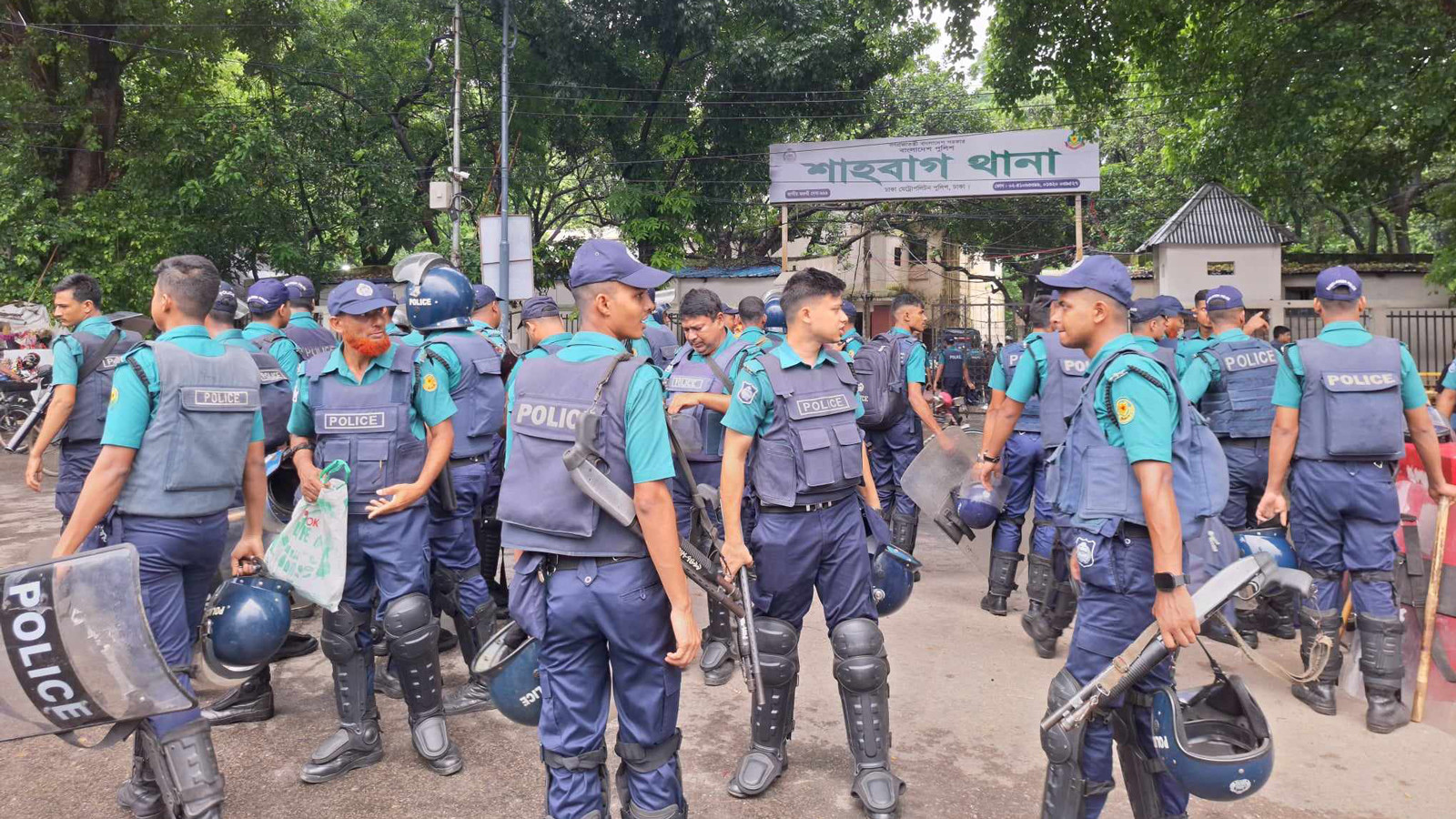 Police take position in front of Shahbagh Police Station as students prepare to begin their protest. Photo: Md Belal Hossen/TBS