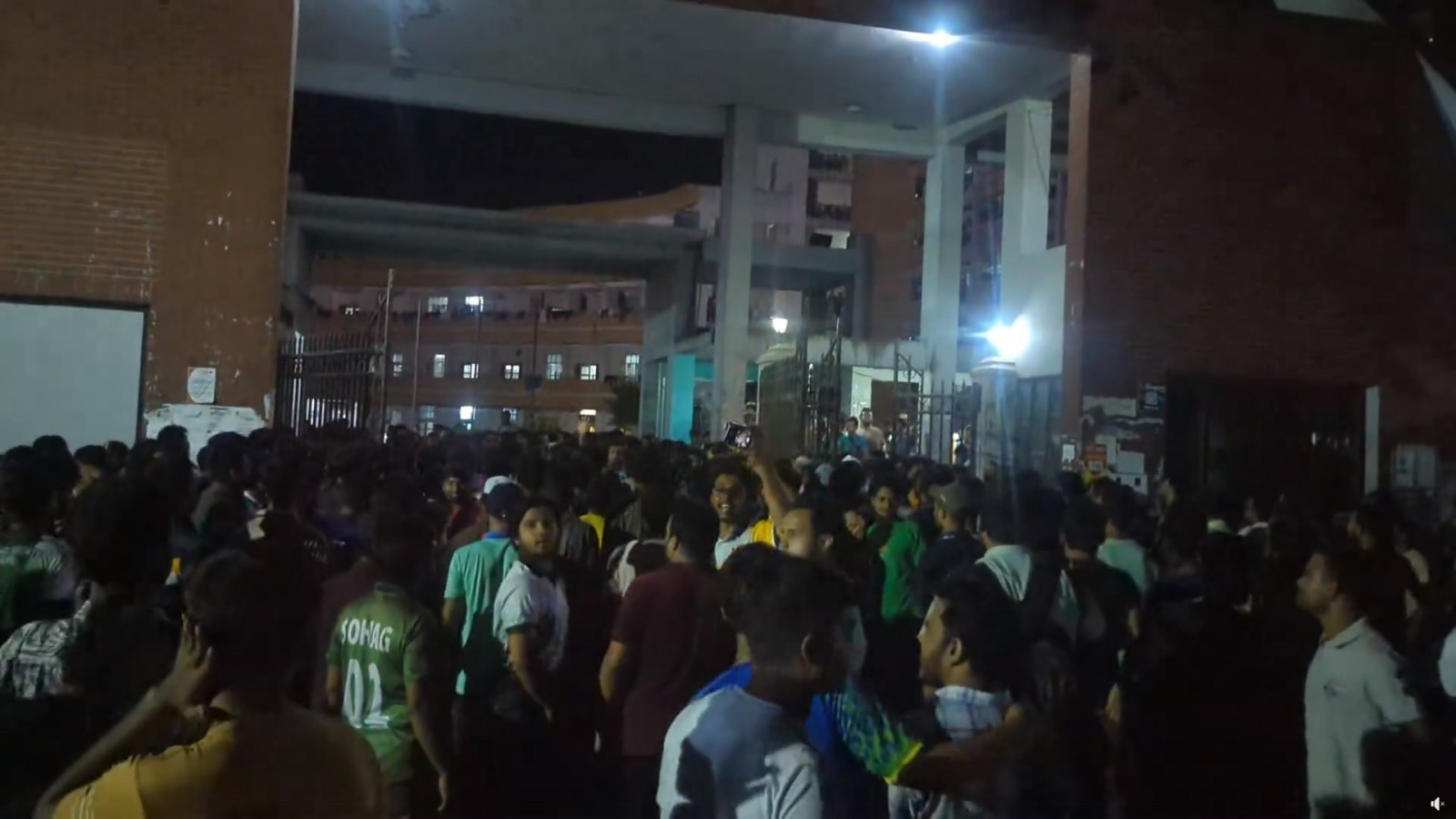 DU students gather in front of Bijoy Ekttor Hall at around Sunday midnight. Screengrab from video posted in Facebook