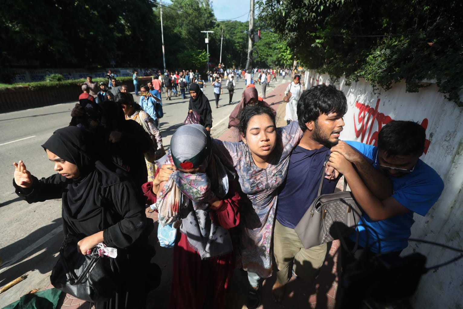 An injured student being carried by others at DU. Photo: Mehedi Hasan/TBS