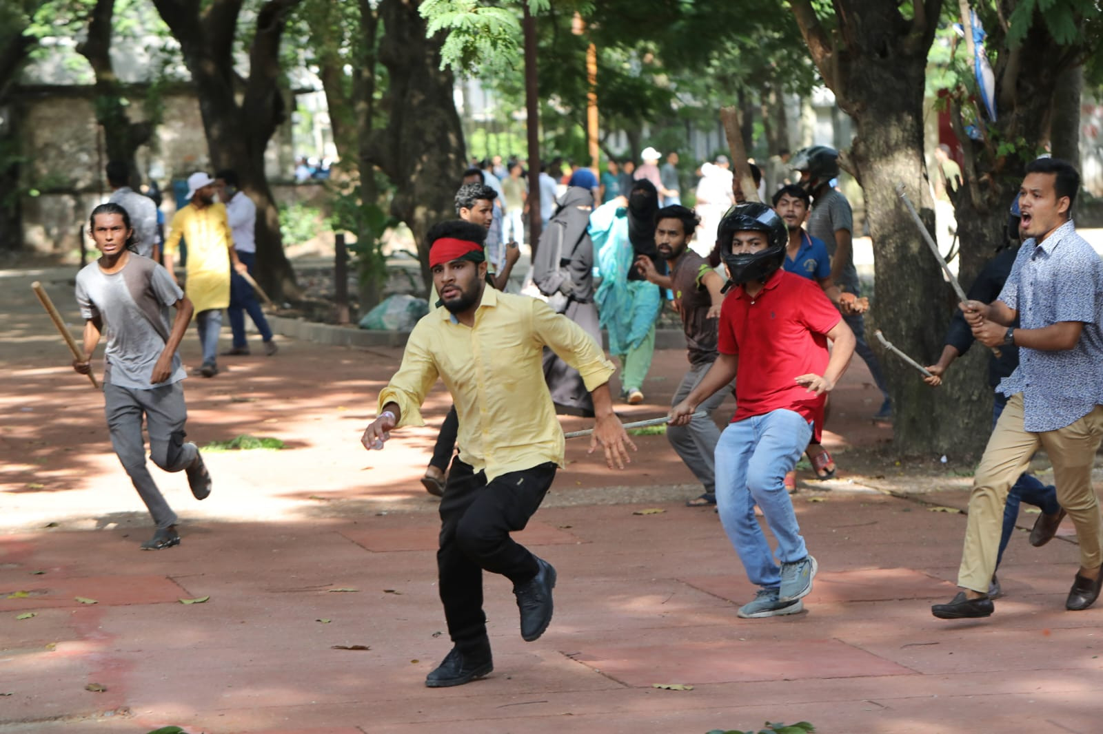 Members of BCL launching an attack on quota protesters on DU campus. Photo: Mehedi Hasan/TBS