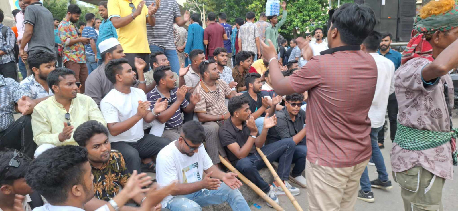 BCL activists in the TSC area near the Raju Memorial Sculpture at around 6:20pm. Photo: Md Belal Hossen/TBS