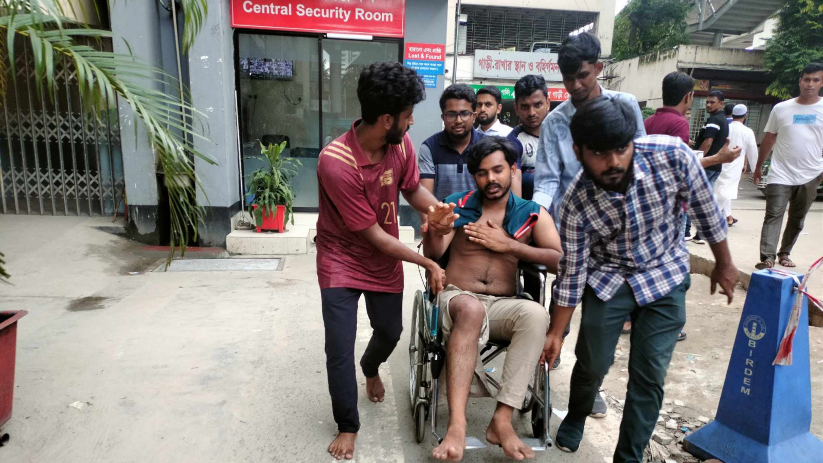 An injured student of Bijoy Ekattor Hall of DU is being taken to BIRDEM General Hospital for treatment. Photo: Nazmus Sakib/TBS