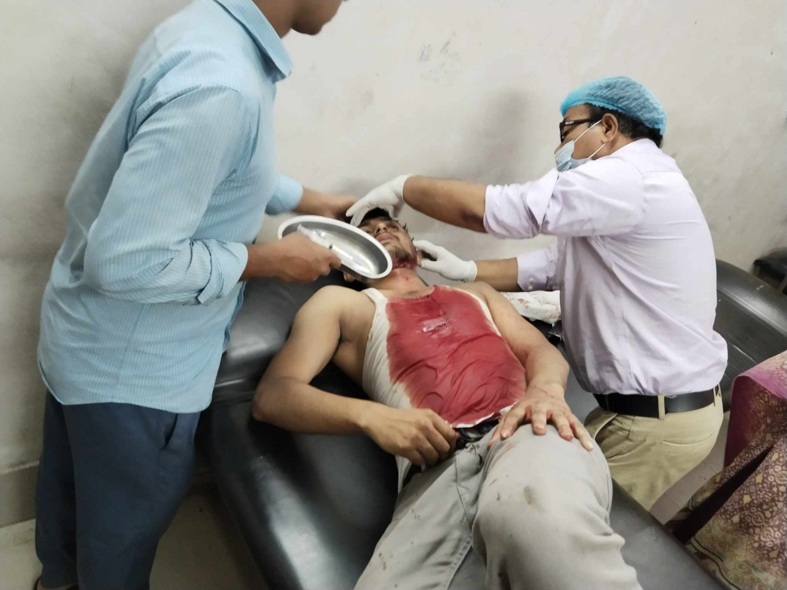 A JU student injured in an alleged BCL attack undergoing treatment at the medical centre of the university. Photo: Collected