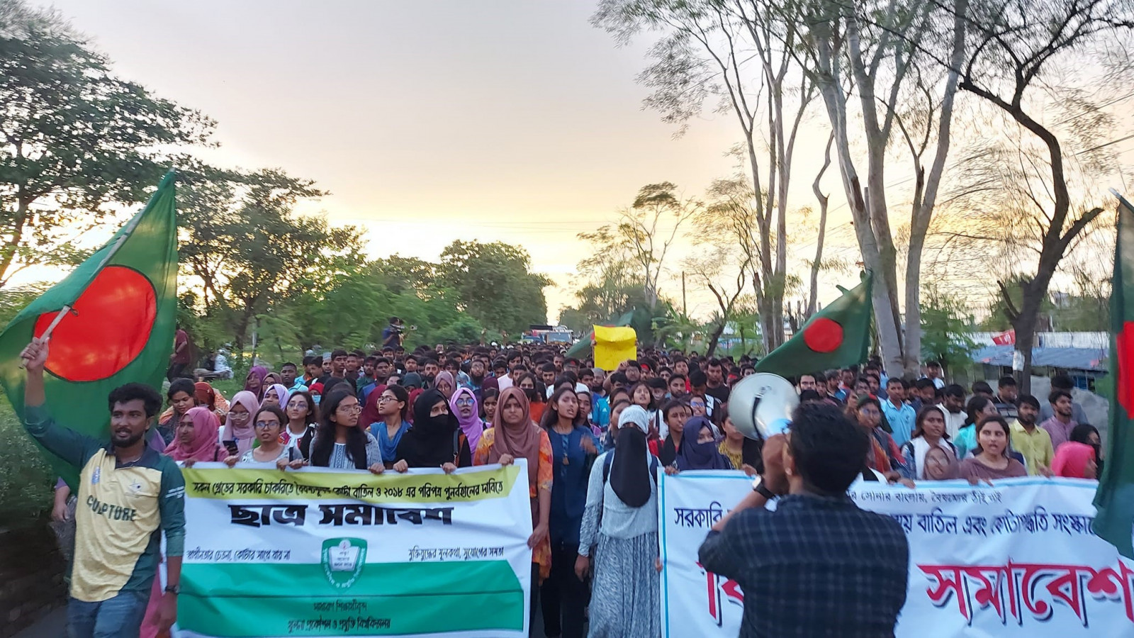 Protesters moving toward Khulna Zero Point. Photo: TBS