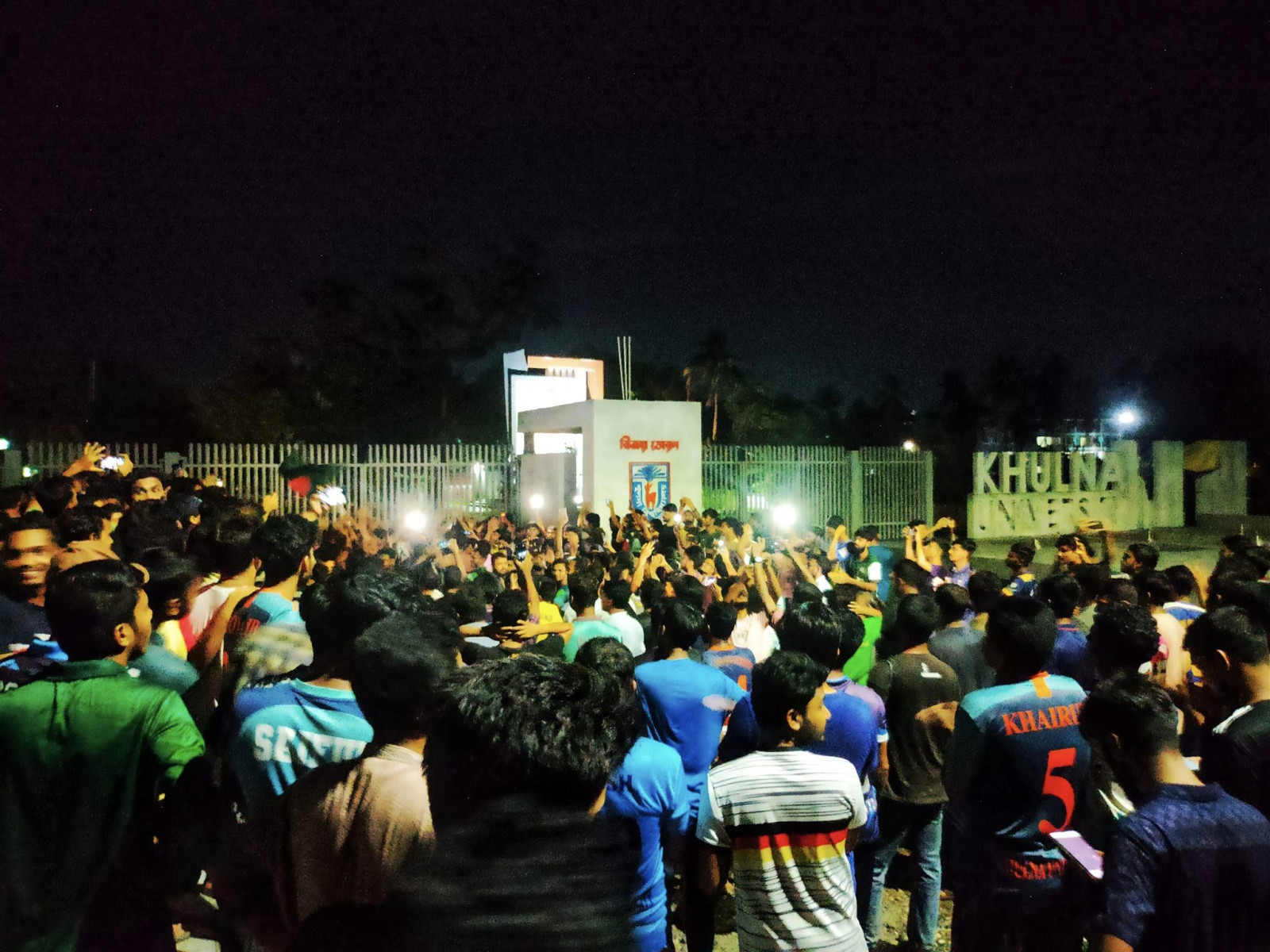 Khulna University students gather at the main gate of the university on 15 July midnight. Photo: TBS