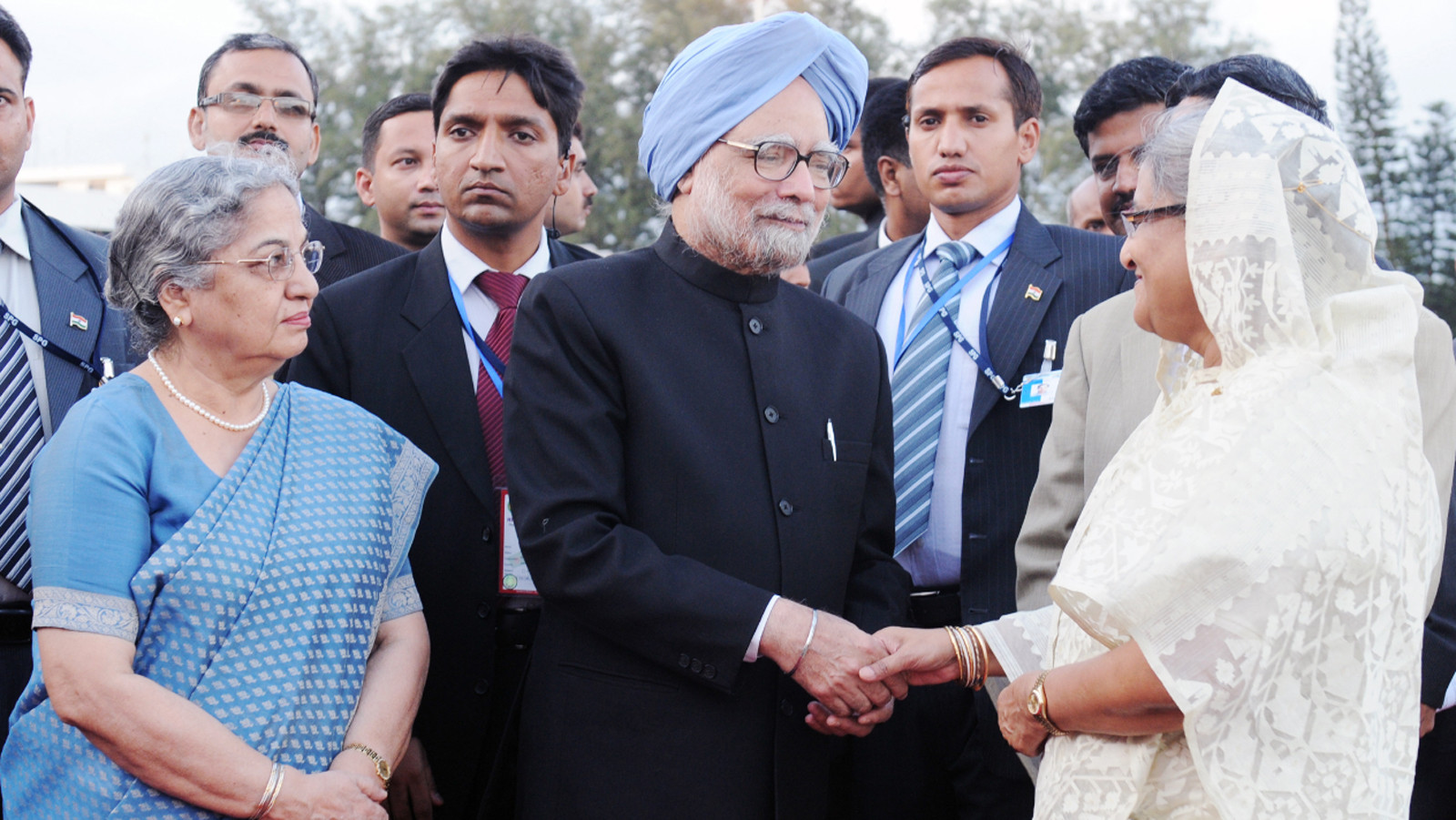 Former Indian prime minister Dr Manmohan Singh being seen off by former prime minister of Bangladesh Sheikh Hasina on his departure from Bangladesh to New Delhi, at Hazrat Shahjalal International Airport, in Dhaka on 07 September 2011. Photo: Wikimedia commons