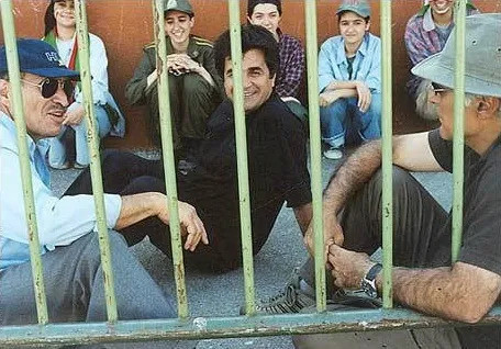 Jafar Panahi posing with the girls during shooting. Photo: Collected 
