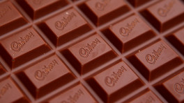 FILE PHOTO: The Cadbury name is seen on a bar of Dairy Milk chocolate in this photo Illustration taken in Manchester, northern England, January 19, 2010. REUTERS/Phil Noble/Illustration/File Photo